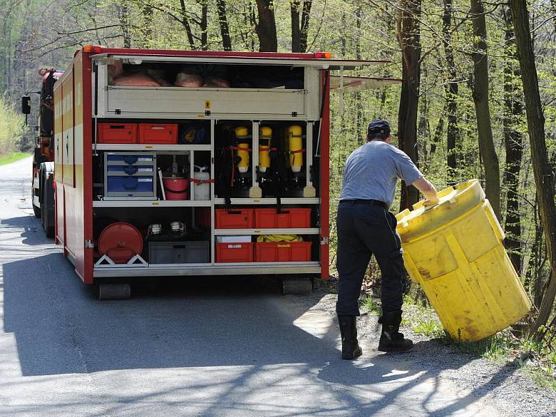 Hasiči likvidovali sudy s odpadem.