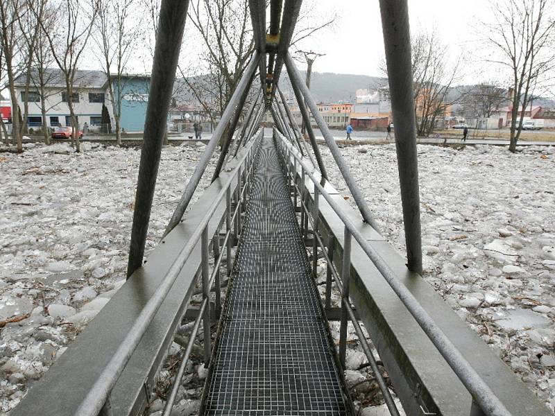 V Tišnově řeku Svratku ucpaly ledové kry. Na některých místech lidé nachystali zátarasy a pytle z písku.