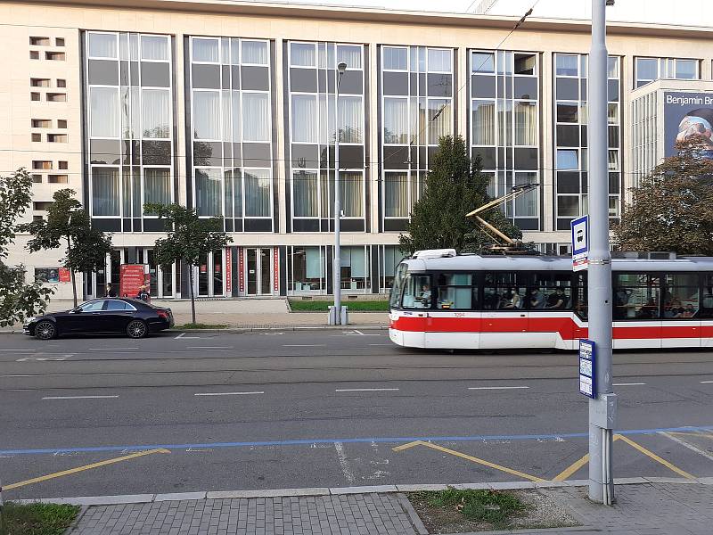 Už tři roky tramvaje míjí zastávku Janáčkovo divadlo. Na místě zastavuje jen autobusová linka číslo 67.