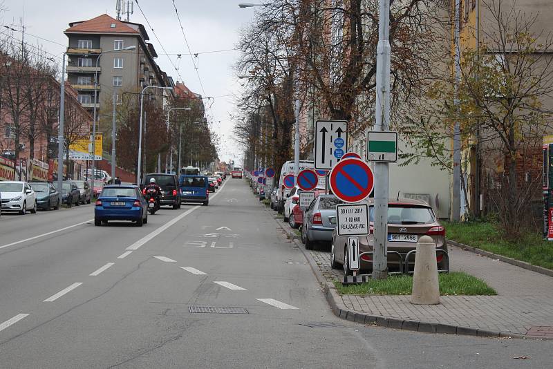 Les dopravních značek vyrostl na brněnské ulici Úvoz. Přes čtyřicet značek tam upozorňuje na zákaz parkování od 11. listopadu, v ulici totiž vzniknou modré parkovací zóny.