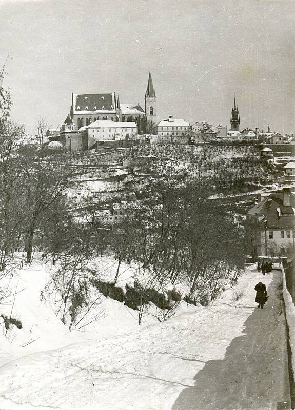 Chrám sv. Mikuláše Znojmo. Pohled ze silnice z Kraví hory, zachycena ulice Napajedla a Karolininy sady (1952).