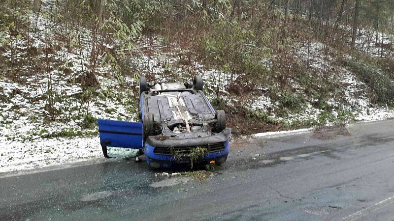 Mladý řidič převrátil auto na střechu. Po nehodě byl v šoku