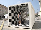 Jedna z brněnských soch akce Brno art Open - Šachovnice osudu složená z rovnoměrných polí.