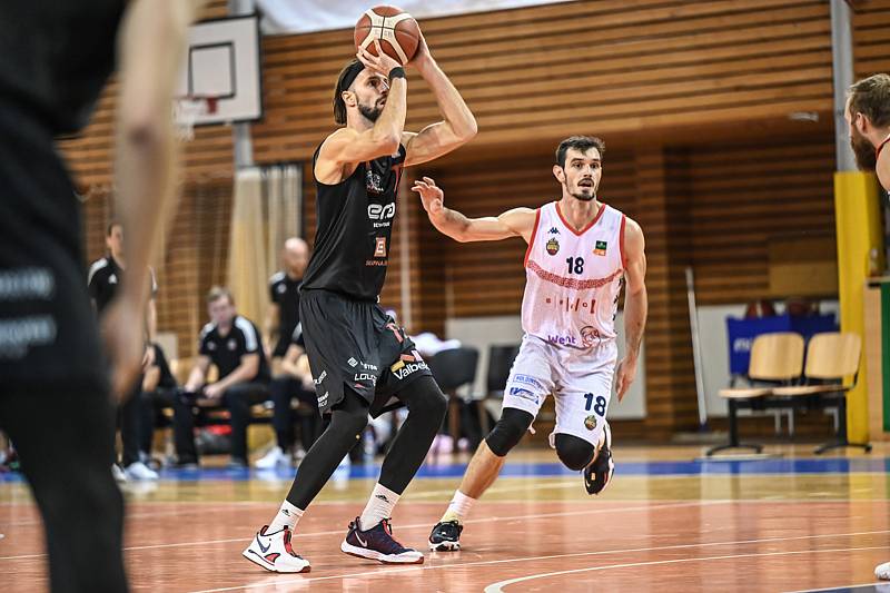 Brněnští basketbalisté (v bílém) při ligovém utkání s Nymburkem, kterému na domácí palubovce podlehli 70:88.