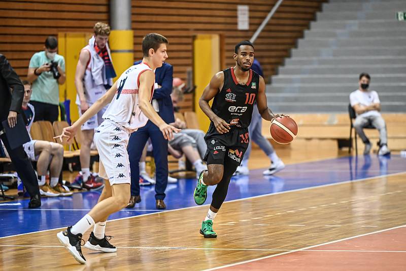 Brněnští basketbalisté (v bílém) při ligovém utkání s Nymburkem, kterému na domácí palubovce podlehli 70:88.