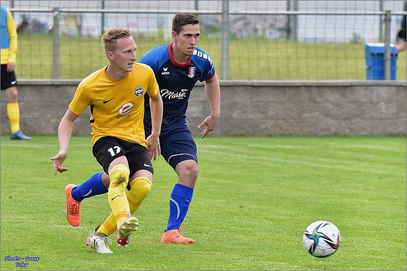 Rosičtí fotbalisté (ve žlutém) vyhráli v Blansku 1:0.