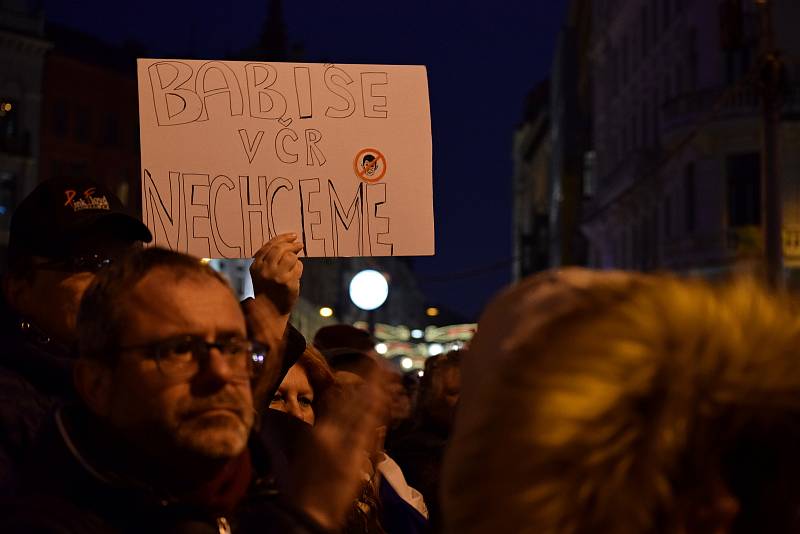 Tisíce lidí protestovaly na náměstí Svobody v Brně proti Zdeňkovi Ondráčkovi, přezdívanému mlátička.