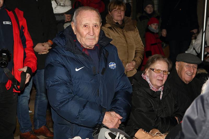 Na místě prvního veřejného kluziště v Brně se ve čtvrtek sešlo sedmdesát pět osobností brněnského zimního sportu. Setkáním si zde sportovní legendy i mladé naděje připomněli výročí sto padesáti let od prvního veřejného bruslení v Brně.