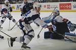 Hokejisté brněnské Komety (v bílém) vyhráli i třetí utkání semifinále play-off extraligy nad Plzní, tentokrát 3:2, a v sérii vedou už 3:0 na zápasy.