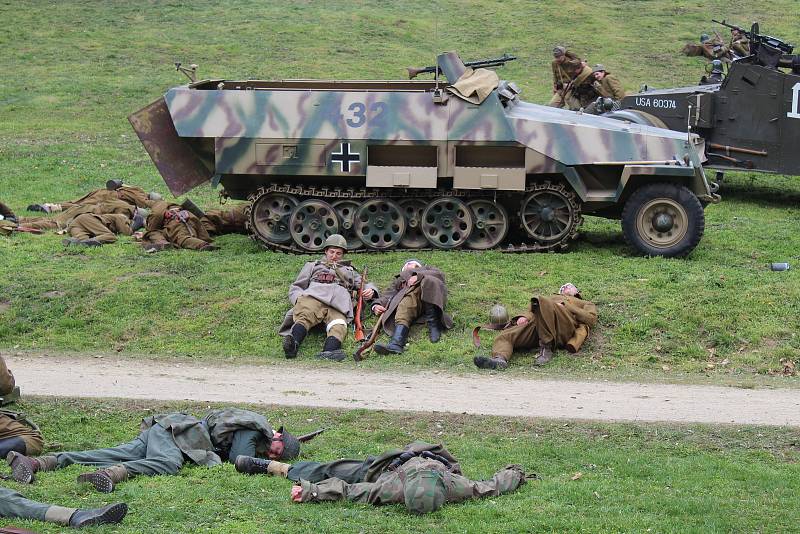 Brno, 13.4.2019 - Oblíbená akce Veveří Eichhorn byla letos věnovaná bitvě z dubna 1945 mezi německou a Rudou armádou. Nadšenci lidem předvedli napadení německé jednotky ruskými kozáky a osvobození hradu Veveří.