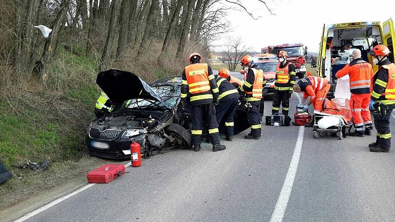 Dvě auta se ve středu čelně srazila u Němčiček na Brněnsku.