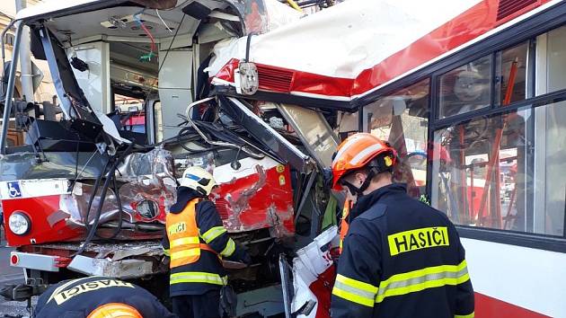 Trolejbus a tramvaj se srazily v pondělí odpoledne v brněnské Křenové ulici.
