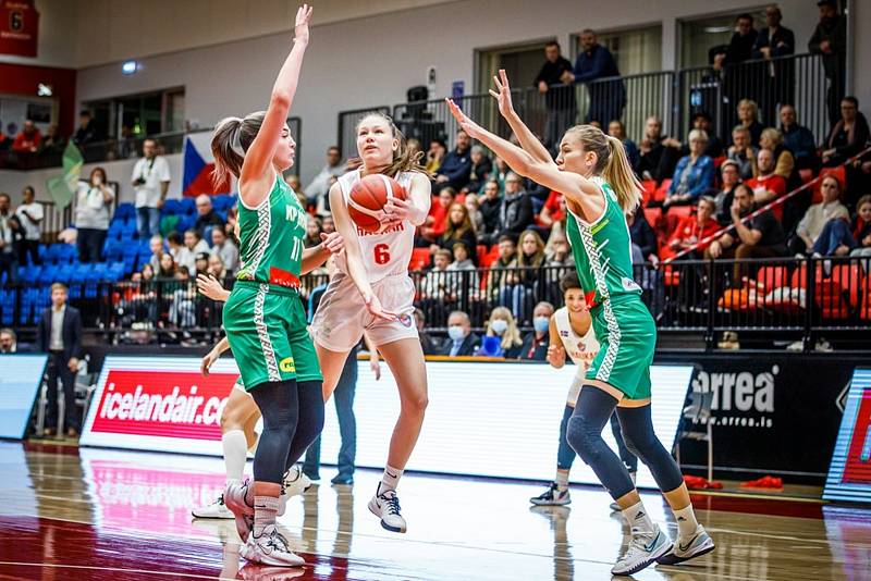 Basketbalistky KP Brno (v zeleném) si připsali proti islandskému Haukaru první eurocupové vítězství v tomto ročníku.