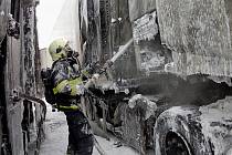 Ohněm vzplály natěsno vedle sebe zaparkované kamiony v Řípské ulici v brněnské Slatině. Okolo půl deváté ráno v neděli na místě muselo zasáhnout osm hasičských jednotek.