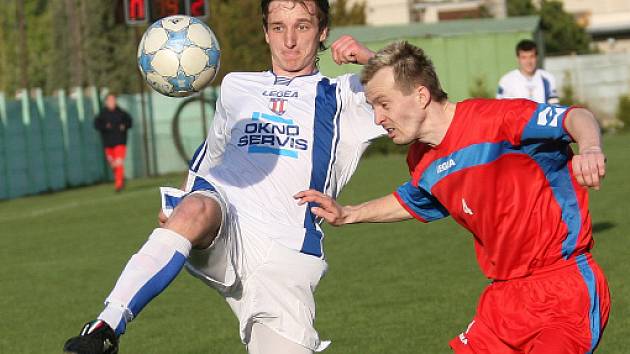 Líšeňský Jan Karásek (vlevo) v souboji s vyškovským Davidem Hodinářem