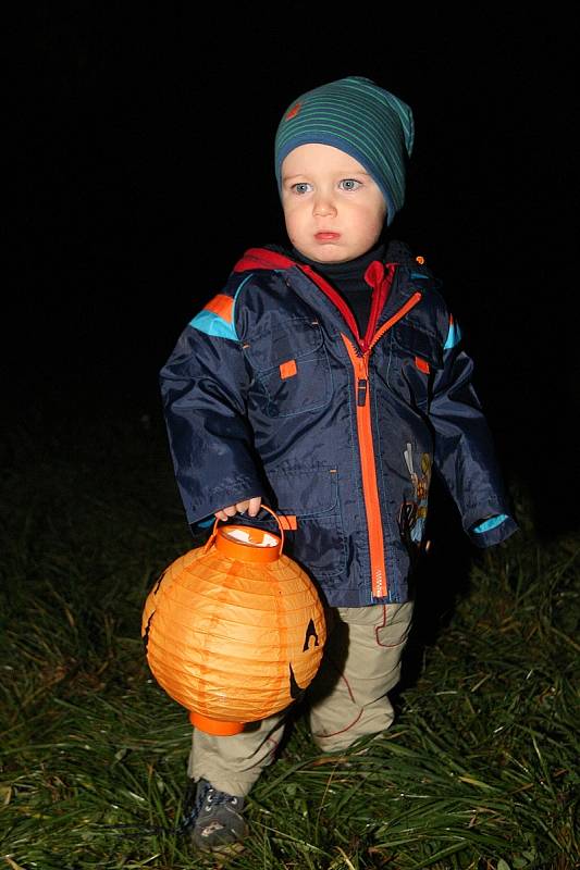 Lampionový průvod v brněnské Čertově rokli.