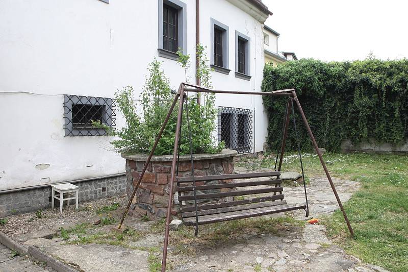 Ve dvoře barokního domu je zahrádka kavárny, která často láká na festivaly nebo jiné kulturní akce. Lidé se bojí, že o ně kvůli novým bytům přijdou. 