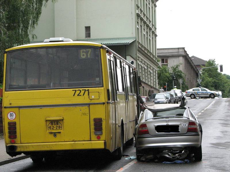 Nehoda autobusu a dvou automobilů.