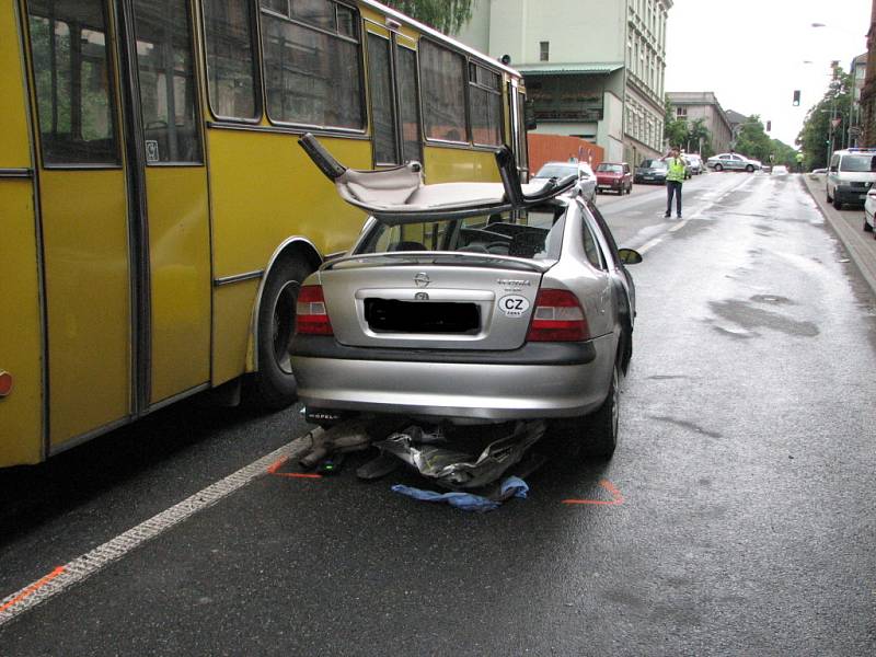 Nehoda autobusu a dvou automobilů.