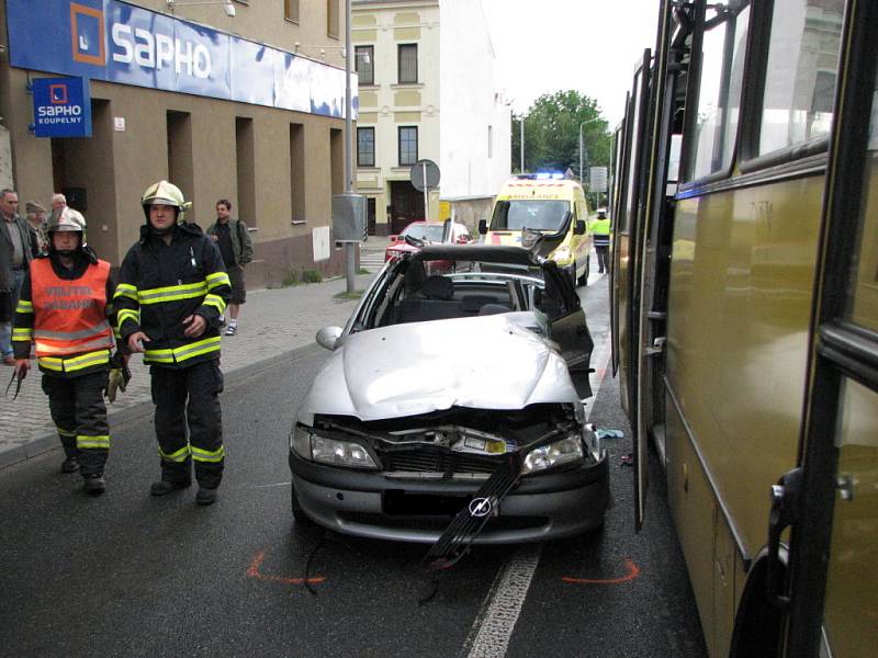 Nehoda autobusu a dvou automobilů.