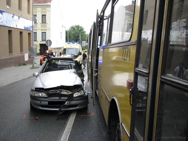 Nehoda autobusu a dvou automobilů.