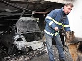 Požár dvou zapálených aut obestírá rouška tajemství