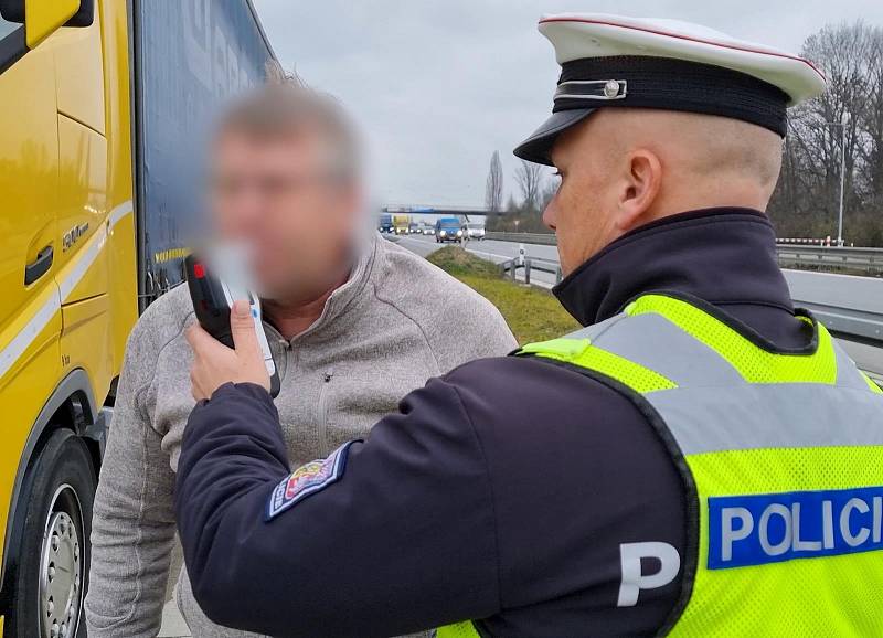 Více než dva miliony korun vybrali letos do října policisté na jihu Moravy na pokutách za přetížené dodávky a nákladní auta.
