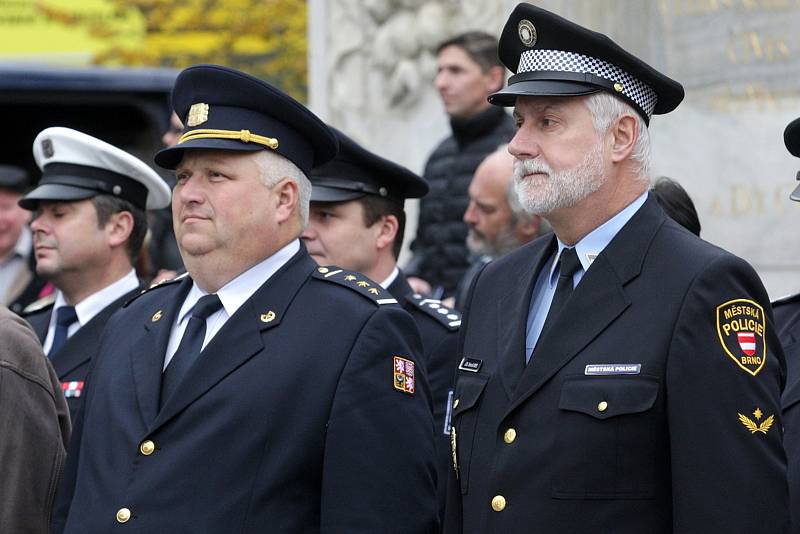 Nové kolegy ve svých řadách slavnostně uvítali jihomoravští policisté. V pátek po poledni složilo na náměstí Svobody v Brně před hosty i svými rodinami služební slib jedenapadesát nových členů.