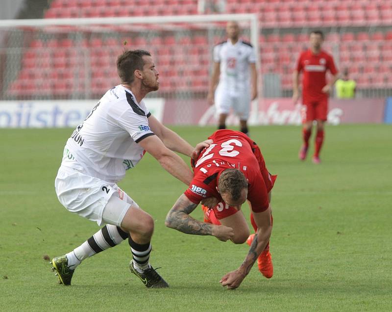 Trápení pokračuje. Fotbalisté brněnské Zbrojovky sice v sedmém ligovém kole doma s Hradcem Králové vedli po brance Michala Škody, tři body jim však hosté těsně před koncem sebrali.