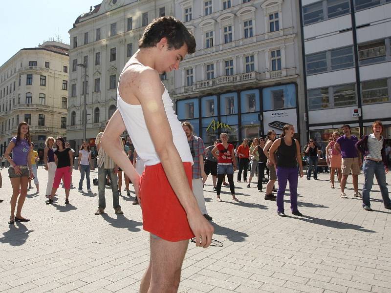 Studentská rozcvička na náměstí Svobody v Brně.