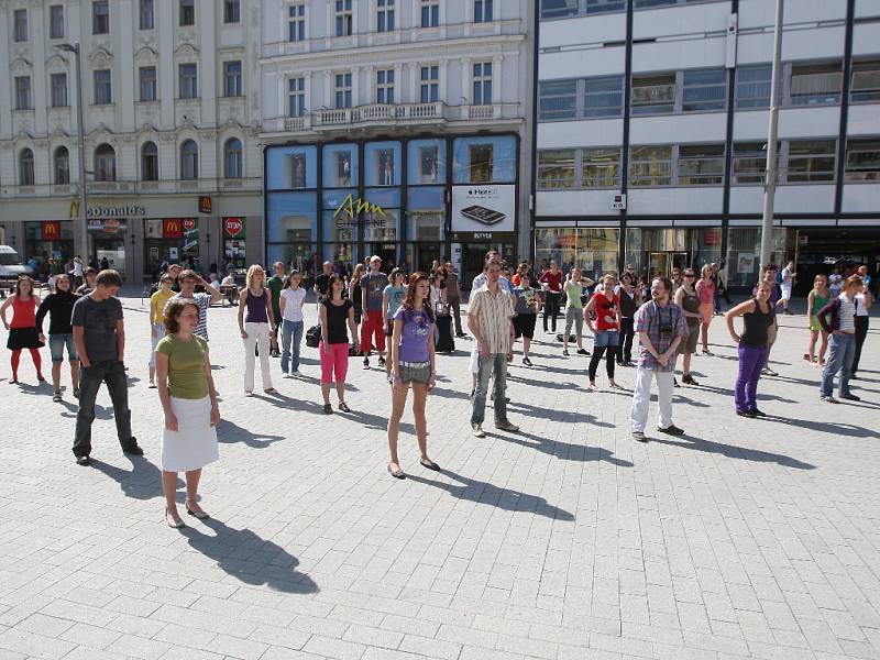 Studentská rozcvička na náměstí Svobody v Brně.