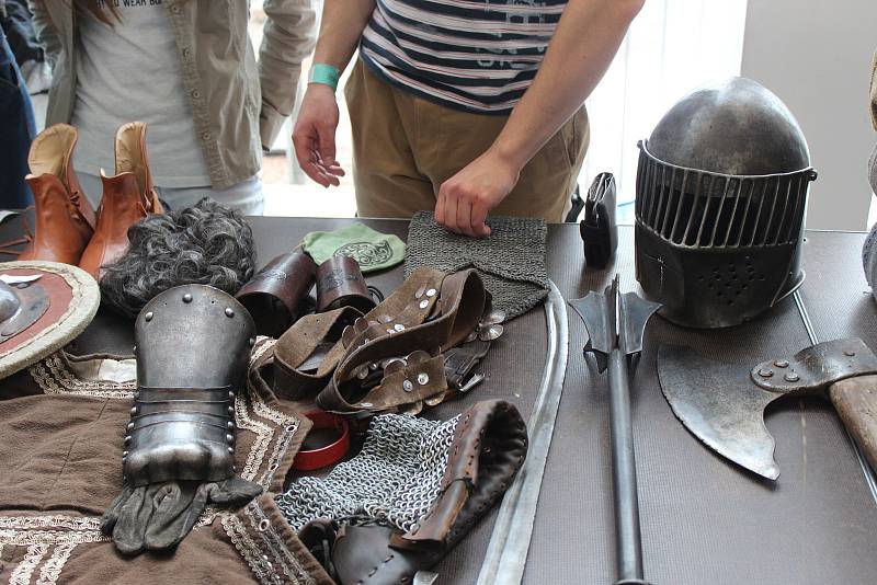 Lidé z Česka i ze Slovenska se v Brně sešli na Šermířské burze. Kupovali si meče, zbroj, keramiku i kožešiny.