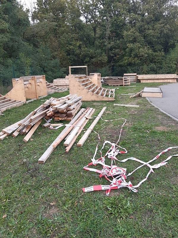 Dřevěný skatepark se přesunul z Olympijského festivalu do Kohoutovic, kde chátrá.