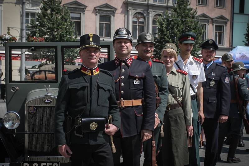 Mladí policisté v pátek na náměstí Svobody slavnostně složili slib. Na náměstí se rozdávala také ocenění.