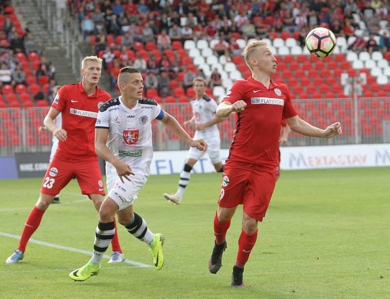 Trápení pokračuje. Fotbalisté brněnské Zbrojovky sice v sedmém ligovém kole doma s Hradcem Králové vedli po brance Michala Škody, tři body jim však hosté těsně před koncem sebrali.