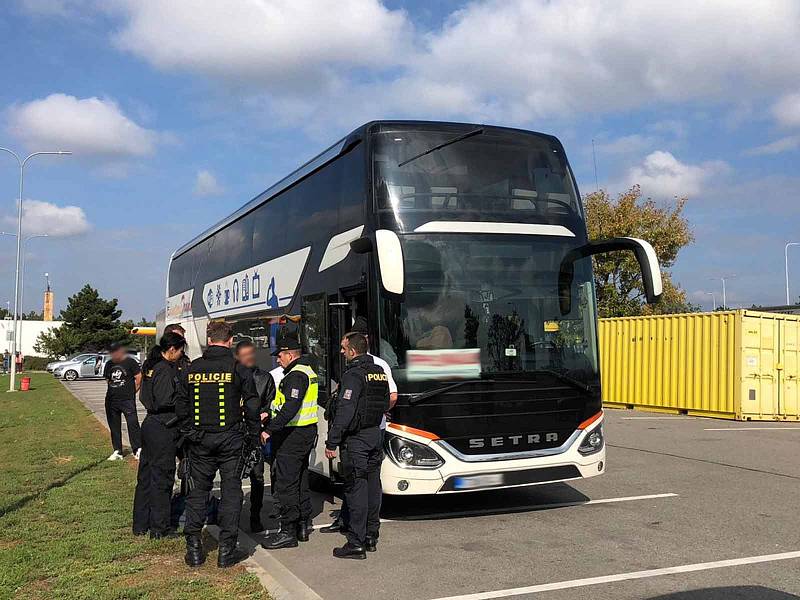 Na jižní Moravě bylo nelegálně přes dvacet cizinců. Na dálnici je zastavili policisté