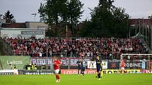 Fotbalisty Zbrojovky Brno (v červeném) nedohnal k bodům ani vyprodaný stadion, pražské Slavii podlehli 0:4