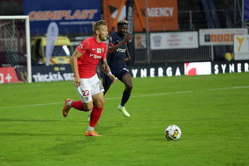 Fotbalisty Zbrojovky Brno (v červeném) nedohnal k bodům ani vyprodaný stadion, pražské Slavii podlehli 0:4