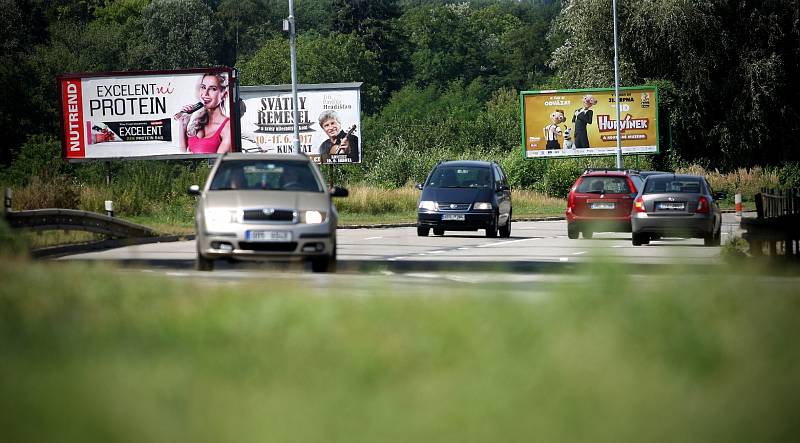 Podle nové veřejné vyhlášky Jihomoravského kraje musí být billboardy umístěné u silnic prvních tříd od 1. září odstraněny.