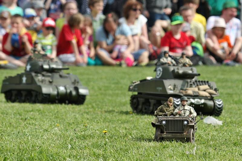 Realistické modely v měřítku jedna ku šesti se spolu utkaly při představení World War II Cirkus.