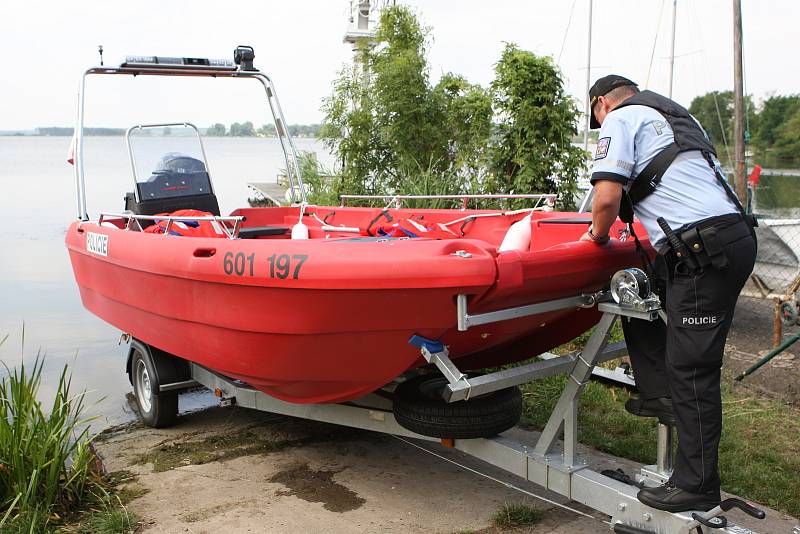 Předání člunu policistům z Obvodního oddělení v Pohořelicích.