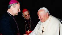 Kardinál Miloslav Vlk a brněnský biskup Vojtěch Cikrle v roce 1997 na setkání s papežem Janem Pavlem II. v Římě při návštěvě ad limina.