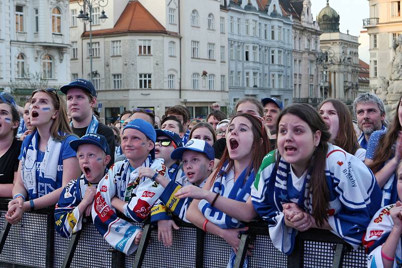 Mistři, mistři! Ozývalo se z brněnského Zelného trhu. Fanoušci tam neúnavně fandili vítězné Kometě.