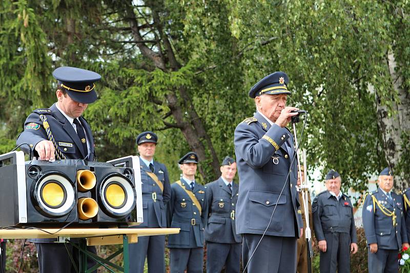 V brněnských Chrlicích v sobotu místní odhalili pamětní desku pilotu Leopoldu Šromovi.