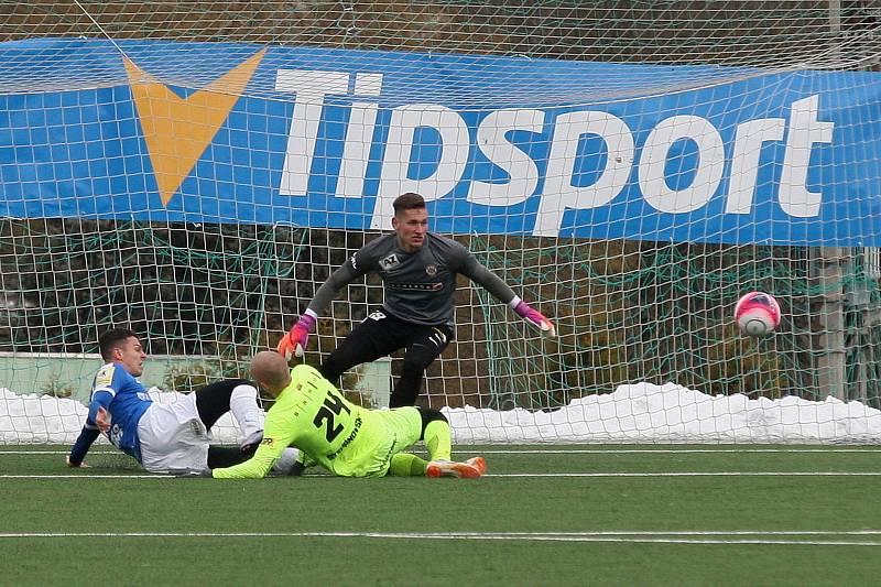 FC Zbrojovka Brno podlehla FC MAS Táborsko (modrá) 1:4