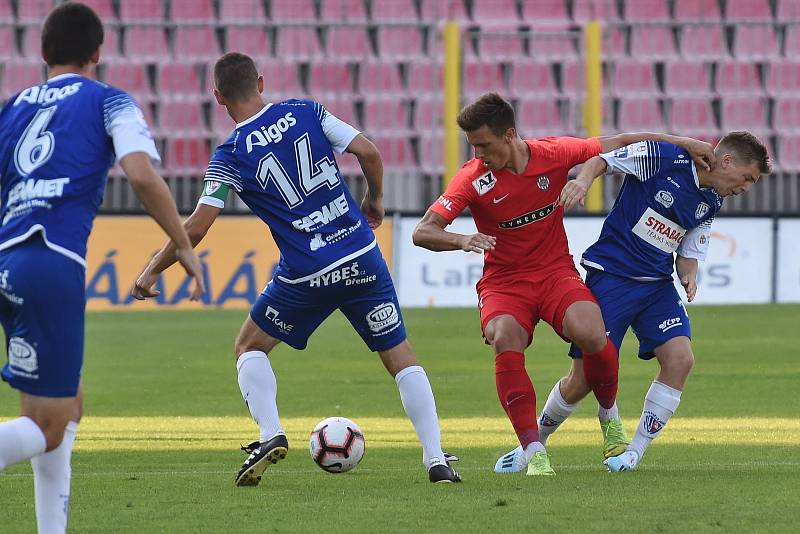 Domácí FC Zbrojovka Brno v červeném proti FK Pardubice.