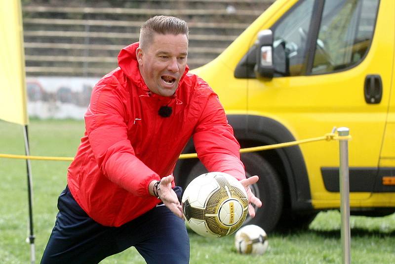 Fotbalové legendy brněnské Zbrojovky při natáčení klipu projektu PŘIHRAJ na stadionu za Lužánkami.