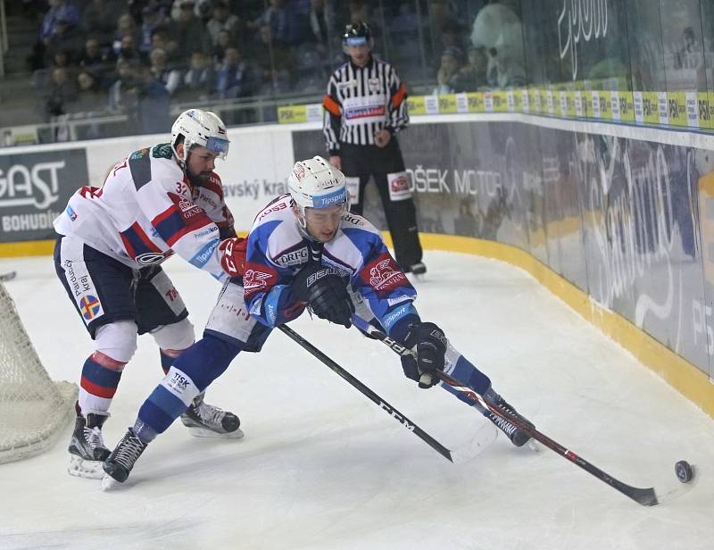 Hokejisté brněnské Komety v 47. extraligovém kole doma přetlačili Pardubice 2:1. Na snímku Zohorna Radim a Marosz (PA).