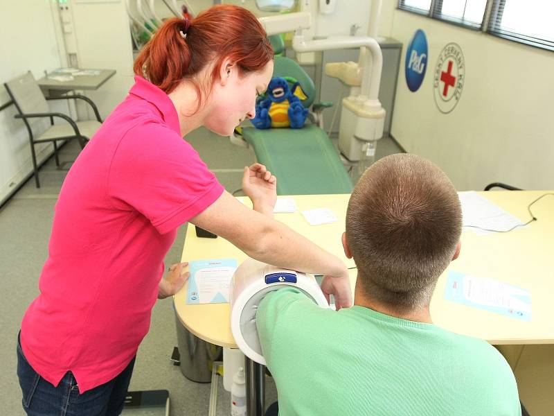 Lidé si v mobilní zubní ordinaci připomněli důležitost hygieny a prevence.