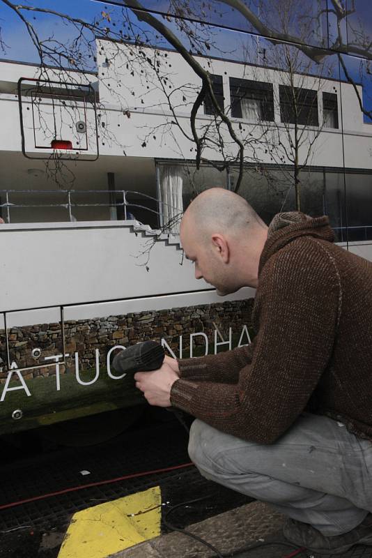 Tramvaj s pozvánkou na návštěvu rekonstruované vily Tugendhat.